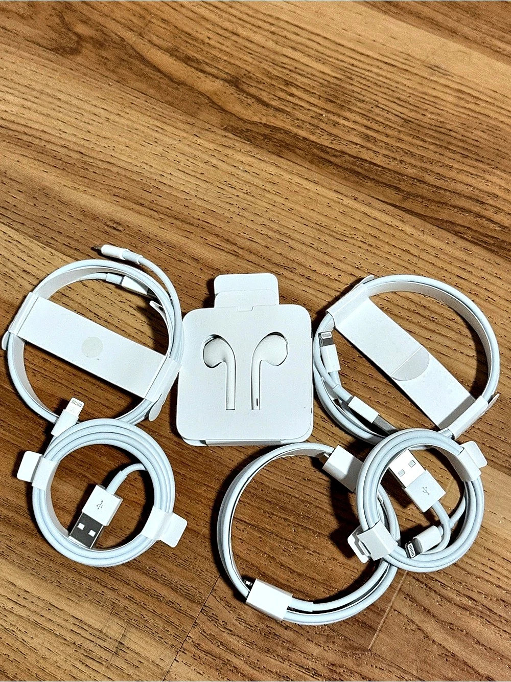 Apple EarPods with Lightning Connector and Charging Cables Bundle White